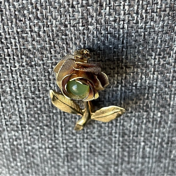 Vintage | Stem Rose with Green Gemstone Gold Tone Brooch Pin - Picture 5 of 11